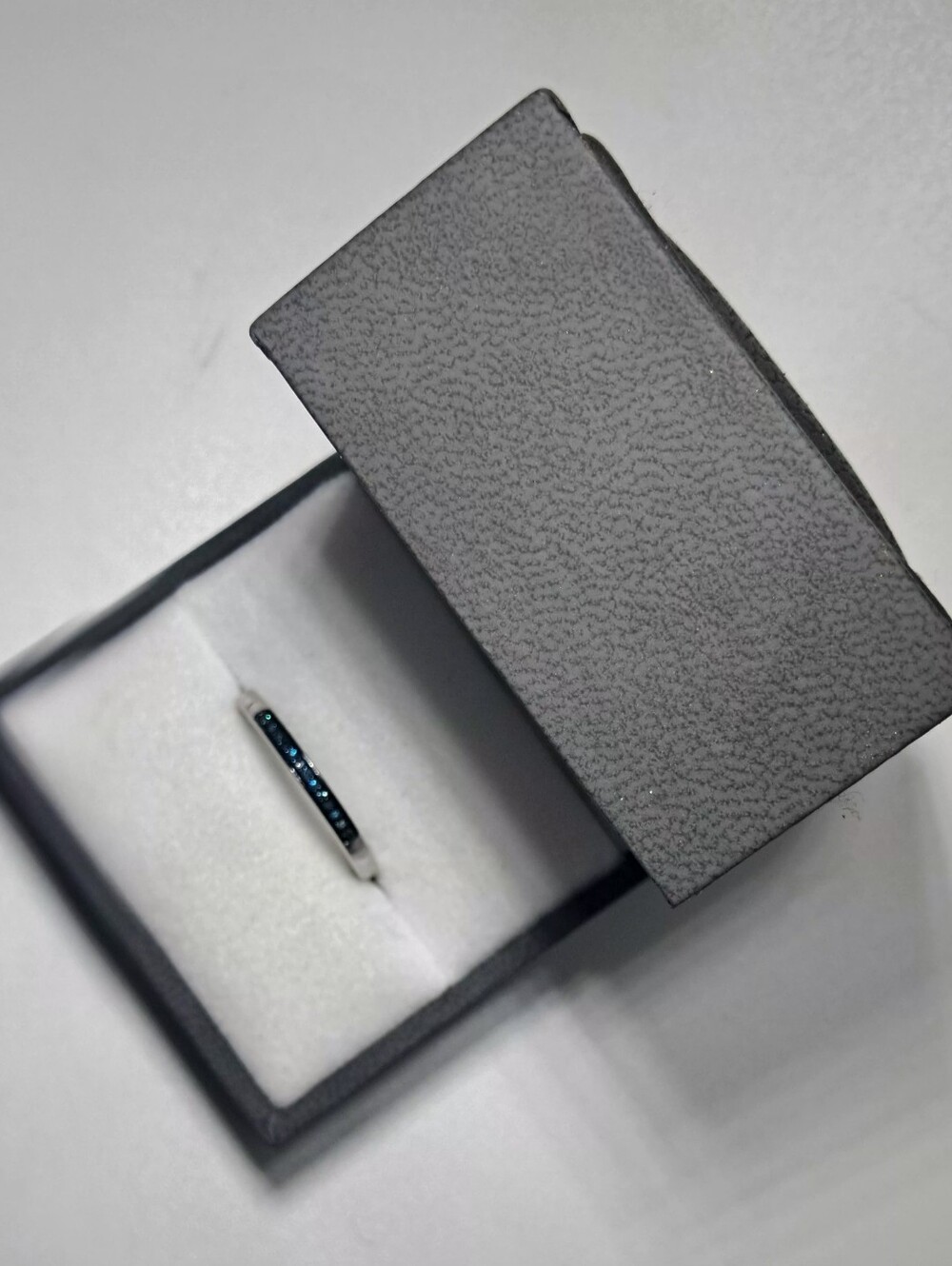 925 Sterling Silver Blue Natural Diamond Channel-Set Women's Band Size 7.5 - Picture 3 of 8
